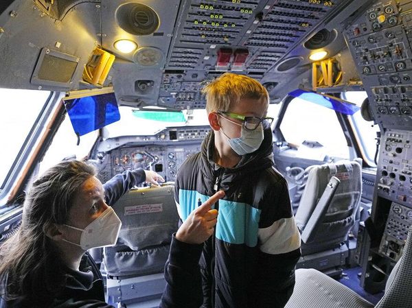 Unik! Pesawat di Jerman Disulap Jadi Tempat Vaksinasi Anak