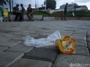 Warga Tidak Bertanggung Jawab Kotori Plaza Stasiun Manggarai