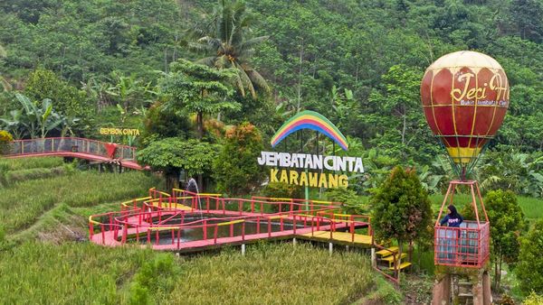 Ini Nih Jembatan Cinta di Karawang yang Jadi Primadona
