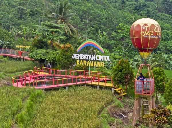 Ini Nih Jembatan Cinta di Karawang yang Jadi Primadona