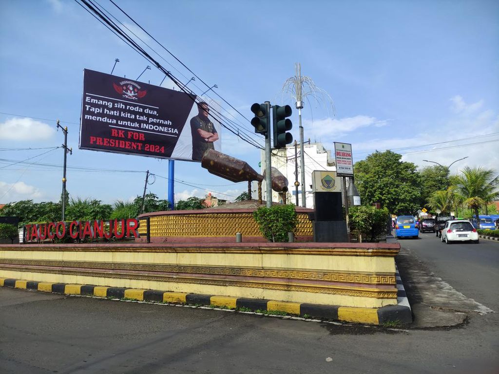 Habis Airlangga-Puan, Muncul Baliho Ridwan Kamil Presiden 2024 di Cianjur
