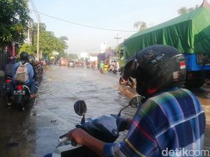 Jalan Pantura Kraton Pasuruan Terendam Banjir, Kendaraan Padat Merayap