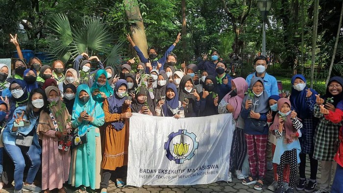 Maraknya deforestasi membuat banyak hutan di Indonesia mengalami kerusakan. Sejalan dengan itu, Indonesia memperingati 10 Januari selaku  GerakanSejuta Pohon Sedunia.