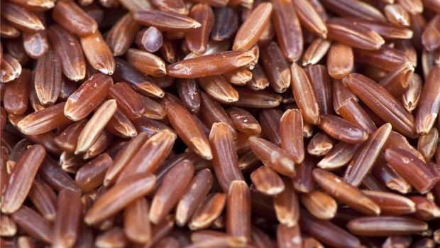 Beras merah yang memiliki manfaat kaya akan serat bagi tubuh.