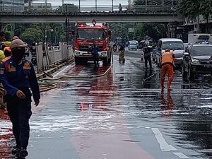 Bikin Pemotor Jatuh, Ini Kronologi Oli Tumpah di Jalan Senen Jakpus Bikin Pemotor Jatuh, Ini Kronologi Oli Tumpah di Jalan Senen Jakpus
