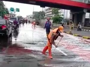 Oli Tumpah di Jalan Pasar Senen Jakpus, Sejumlah Pemotor Terjatuh