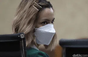 Dipenjara karena Narkoba, Nia Ramadhani Refleksikan diri Lewat Lukisan Pohon Dipenjara karena Narkoba, Nia Ramadhani Refleksikan diri Lewat Lukisan Pohon