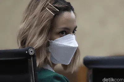 Nia Ramadhani Modis Terus Tiap Sidang Sebelum Berbaju Tahanan