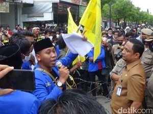 Ratusan Mahasiswa Demo Dispendik Sumenep, Kawat Berduri Dirusak