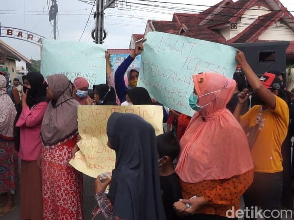 Emak-emak di Mojokerto Demo Lengserkan Kadus Bawa Keranda Mayat