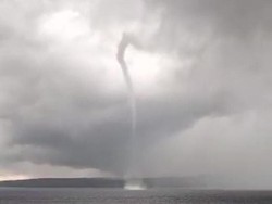 Fenomena Waterspout Tampak di Perairan Selat Bali