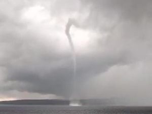 Fenomena Waterspout Tampak di Perairan Selat Bali Fenomena Waterspout Tampak di Perairan Selat Bali
