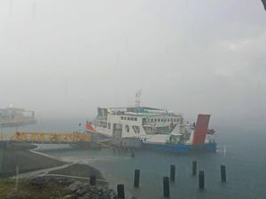 Waterspout Muncul di Selat Bali, Kapal-kapal di Banyuwangi Diimbau Minggir Waterspout Muncul di Selat Bali, Kapal-kapal di Banyuwangi Diimbau Minggir