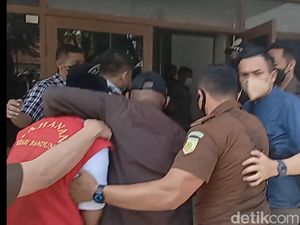 Langkah Cepat Herry Wirawan Saat Hadiri Sidang Tuntutan di PN Bandung