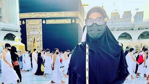 10 Gaya Mewah Artis yang Dihujat Setelah Pose Pakai Perhiasan di Depan Kabah