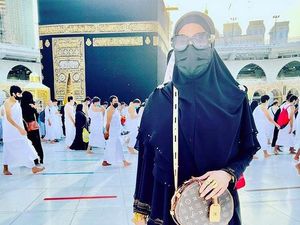 10 Gaya Mewah Artis yang Dihujat Setelah Pose Pakai Perhiasan di Depan Kabah