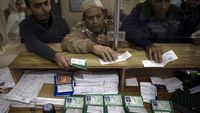 Antrean Warga Palestina Bikin Kartu Identitas yang Diterbitkan Israel