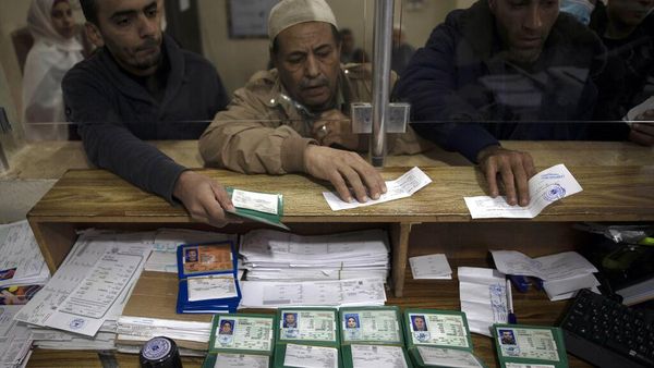 Antrean Warga Palestina Bikin Kartu Identitas yang Diterbitkan Israel