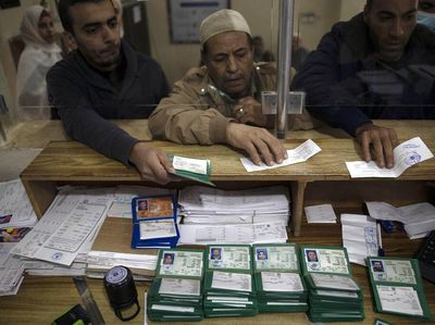 Antrean Warga Palestina Bikin Kartu Identitas yang Diterbitkan Israel