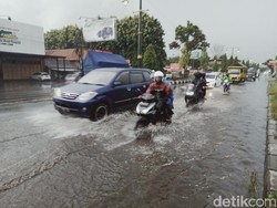 Jalan Yogya-Solo di Klaten Tergenang Air