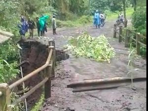 Jembatan di Tosari Pasuruan Ambrol Usai Terguyur Hujan Deras Jembatan di Tosari Pasuruan Ambrol Usai Terguyur Hujan Deras