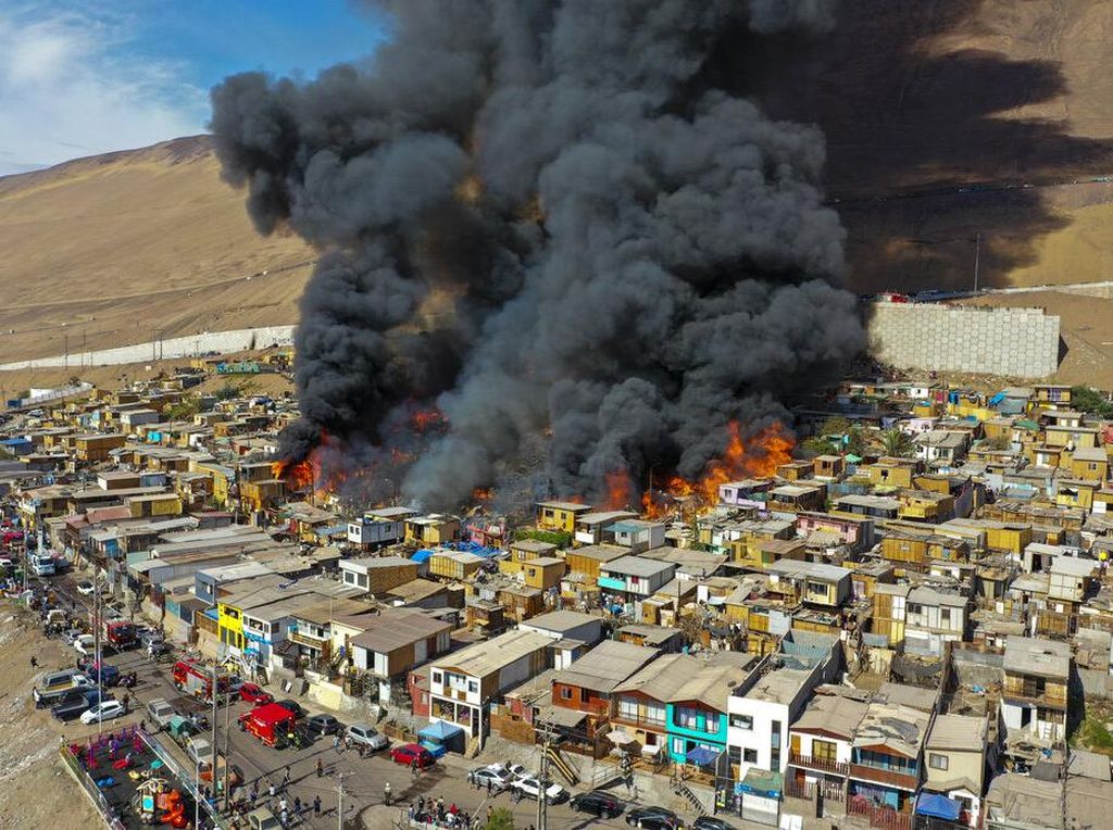Kebakaran Hebat Landa Permukiman Warga Miskin di Chile Kebakaran Hebat Landa Permukiman Warga Miskin di Chile