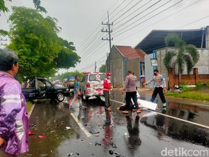 Jalan Licin Bikin Seorang Guru Tewas Tertabrak Pikap di Mojokerto