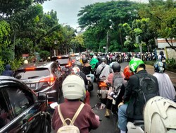 Lalin di Kelapa Dua Wetan Ciracas Jaktim Macet Parah Pagi Ini