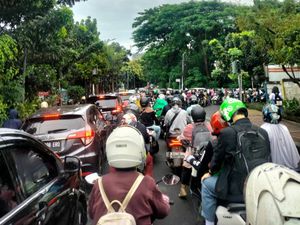 Lalin di Kelapa Dua Wetan Ciracas Jaktim Macet Parah Pagi Ini Lalin di Kelapa Dua Wetan Ciracas Jaktim Macet Parah Pagi Ini