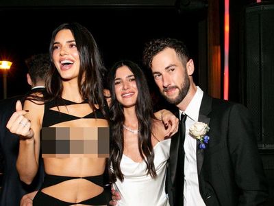 7 Gaya Kendall Jenner di Pernikahan Temannya, Dihujat karena Terlalu Seksi