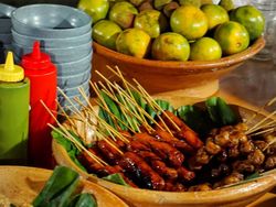 Seru! Kulineran di Pondok Kolam Sangabut Bisa Mancing-Naik Perahu