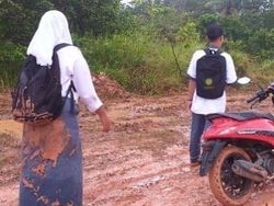 2 Bulan Berlalu, Jalan Rusak Dikeluhkan Siswa di Banyuasin Belum Diperbaiki