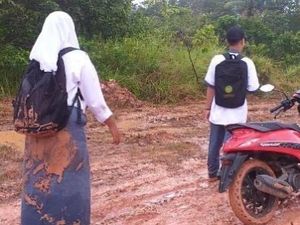 2 Bulan Berlalu, Jalan Rusak Dikeluhkan Siswa di Banyuasin Belum Diperbaiki