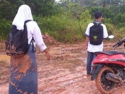 2 Bulan Berlalu, Jalan Rusak Dikeluhkan Siswa di Banyuasin Belum Diperbaiki