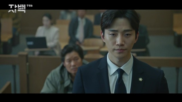 Lee Jun Ho berperan sebagai pengacara yang menyelamatkan ayahnya/Foto: dramabeans.com Lee Jun Ho berperan sebagai pengacara yang menyelamatkan ayahnya