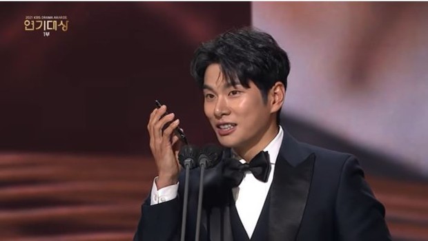 Lee Yi Kyung yang menelepon Ibunya saat menerima penghargaan di KBS Drama Awards 2021