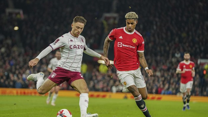 Aston Villas Matty Cash, left, vies for the ball with Manchester Uniteds Marcus Rashford during the English FA Cup third round soccer match between Manchester United and Aston Villa outside Old Trafford stadium in Manchester, England, Monday, Jan. 10, 2022. (AP Photo/Jon Super)