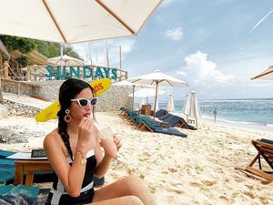 Mewahnya Nia Ramadhani saat Kulineran di Pinggir Pantai dan Kafe Mewahnya Nia Ramadhani saat Kulineran di Pinggir Pantai dan Kafe