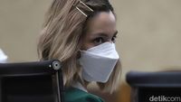 Nia Ramadhani di Sidang Vonis: Rambut Pirang, Modis dan Isak Tangis