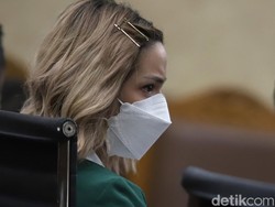 Kutukan Nia Ramadhani dan Vonis 1 Tahun Bui