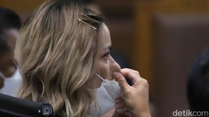 Tangis Nia Ramadhani Belum Berujung, Kehidupan di Penjara Menanti