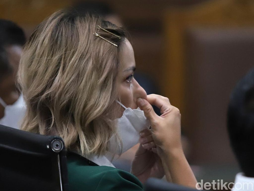 Balada Nia Ramadhani: Tuntutan Rehab Malah Divonis Penjara Balada Nia Ramadhani: Tuntutan Rehab Malah Divonis Penjara
