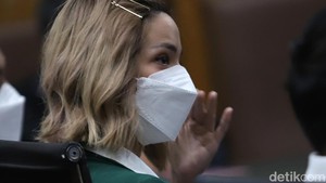 Tangis Nia Ramadhani Usai Divonis 1 Tahun Penjara