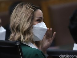 Putri Nia Ramadhani Nangis Kejer Dengar Ibu dan Ayahnya Divonis Setahun Bui