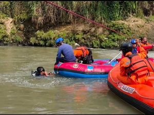 Pencarian Warga Hanyut Saat Mancing Terkendala Cuaca dan Medan Sungai Ciapus Pencarian Warga Hanyut Saat Mancing Terkendala Cuaca dan Medan Sungai Ciapus