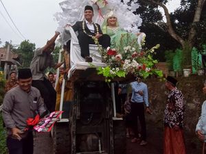 Viral Pengantin Temanggung Diarak Naik Forklift, Begini Faktanya Viral Pengantin Temanggung Diarak Naik Forklift, Begini Faktanya