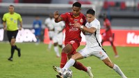 Keunggulan itu diperbesar Persipura di menit ke-45. Crossing Gunansar Mandowen dari sisi kanan disambut sundulan Ramiro Fergonzi, yang dengan cerdik mengarahkan bola ke arah Yevhen Bokhashvili. Tak terkawal, sepakan pemain Ukraina itu sukses membuat gawang Andritany Ardhiyasa bobol untuk kedua kalinya. 