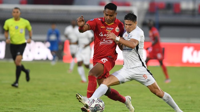 Pesepak bola Persipura Ferinando Pahabol (tengah) berdoa setelah timnya berhasil mengalahkan Persija Jakarta pada pertandingan sepak bola Liga 1 di Stadion I Wayan Dipta, Gianyar Bali, Selasa (11/1/2022). Persija kalah dari Persipura dengan skor 1-2. ANTARA FOTO/Nyoman Budhiana/tom.
