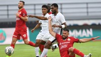 Bermain di Stadion Kapten I Wayan Dipta, Selasa (11/1/2022), Persipura berhasil mencetak gol lebih dulu di menit ke-25. Lewat sebuah serangan balik, Ferinando Pahabol melepaskan tembakan jarak jauh yang bersarang telak di sudut kiri gawang Persija.