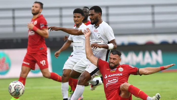PERSIJA KALAH LAWAN PERSIPURA Pesepak bola Persipura Ferinando Pahabol (tengah) berdoa setelah timnya berhasil mengalahkan Persija Jakarta pada pertandingan sepak bola Liga 1 di Stadion I Wayan Dipta, Gianyar Bali, Selasa (11/1/2022). Persija kalah dari Persipura dengan skor 1-2. ANTARA FOTO/Nyoman Budhiana/tom.